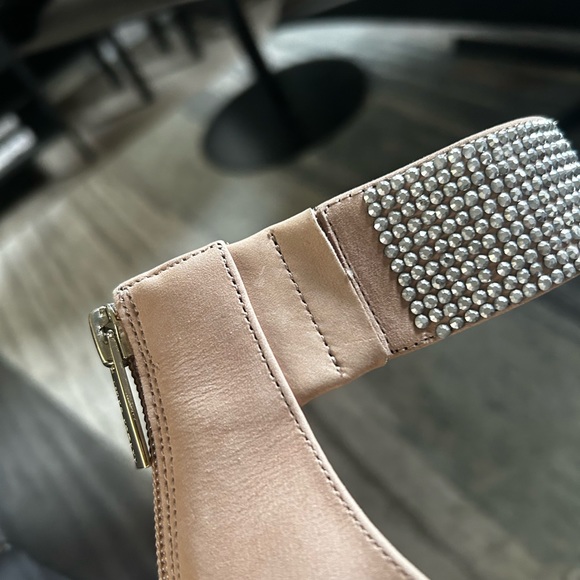 NIB Nude Pink Vince Camuto Suede/Nubuck sandals with Crystal Detail - Picture 8 of 8